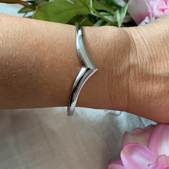 Vintage AVON cuff chevron silver tone, excellent - Picture 6 of 10